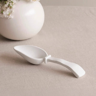 Vida Havana ice scoop, white ceramic with a curved handle and ring accent