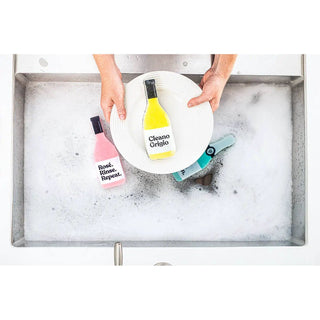 Scrubbly Kitchen Sponge Cleano Grigio, three bottle-shaped sponges in a foamy sink around a white plate