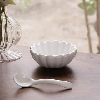 VIDA Vienna mini bowl with spoon, white ceramic with scalloped rim, on a wooden table